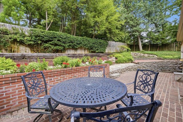 5208 Indian Woods Ct, Louisville, KY 40207
