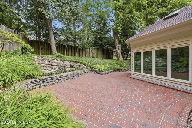 5208 Indian Woods Ct, Louisville, KY 40207