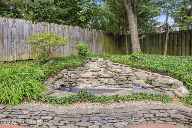 5208 Indian Woods Ct, Louisville, KY 40207