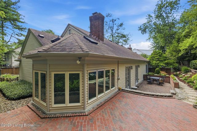 5208 Indian Woods Ct, Louisville, KY 40207