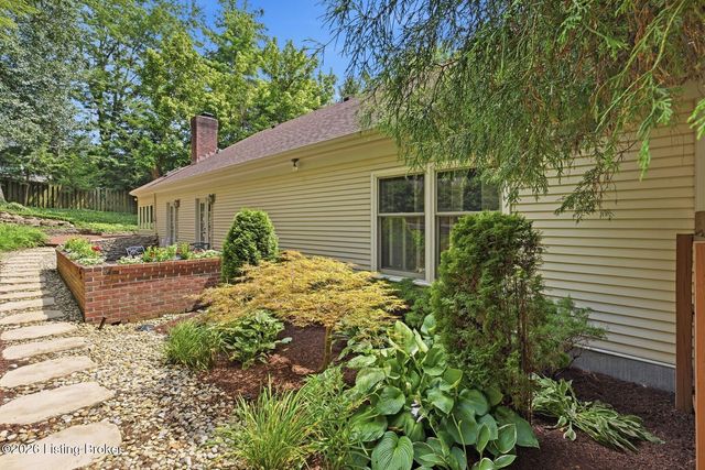 5208 Indian Woods Ct, Louisville, KY 40207