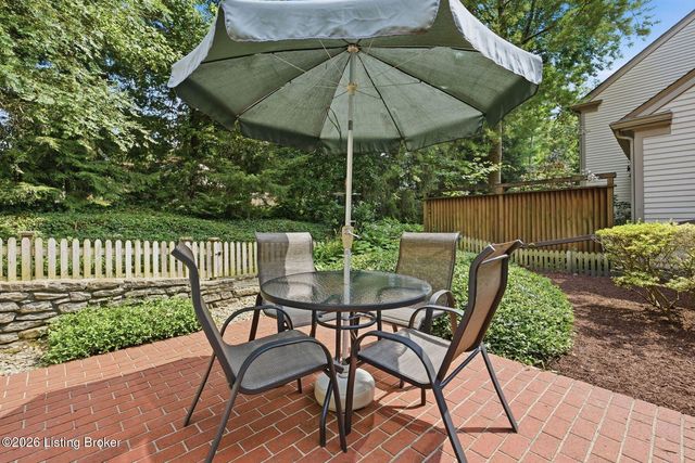 5208 Indian Woods Ct, Louisville, KY 40207