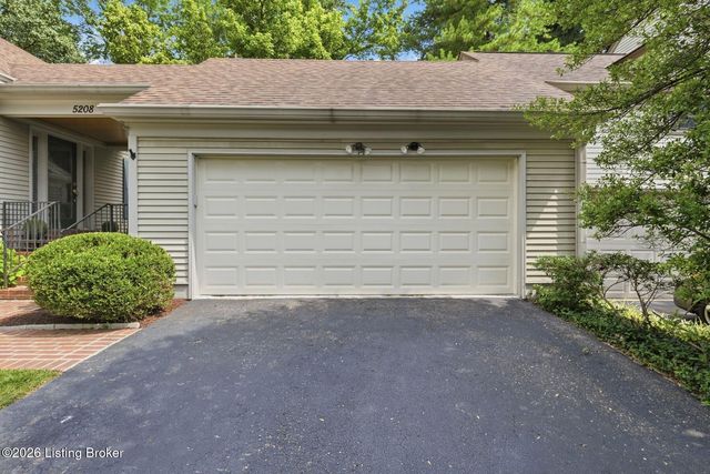 5208 Indian Woods Ct, Louisville, KY 40207