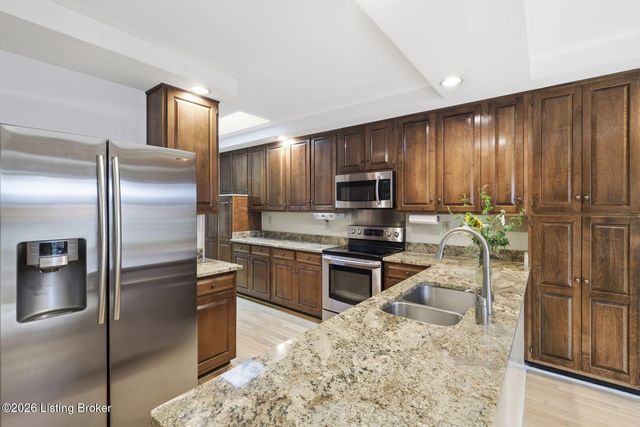 5208 Indian Woods Ct, Louisville, KY 40207