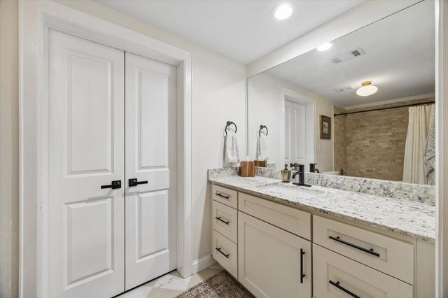 5431 Kiam Street B, Houston, TX 77007
