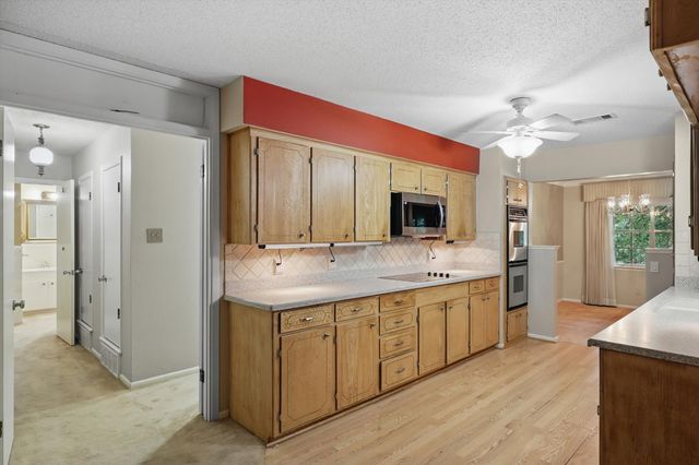 912 Live Oak Lane, Arlington, TX 76012