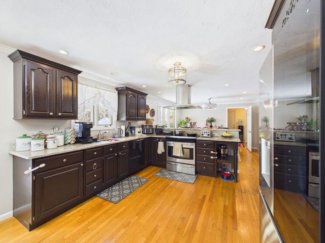 23 Elmwood Dr, Berkley, MA 02779