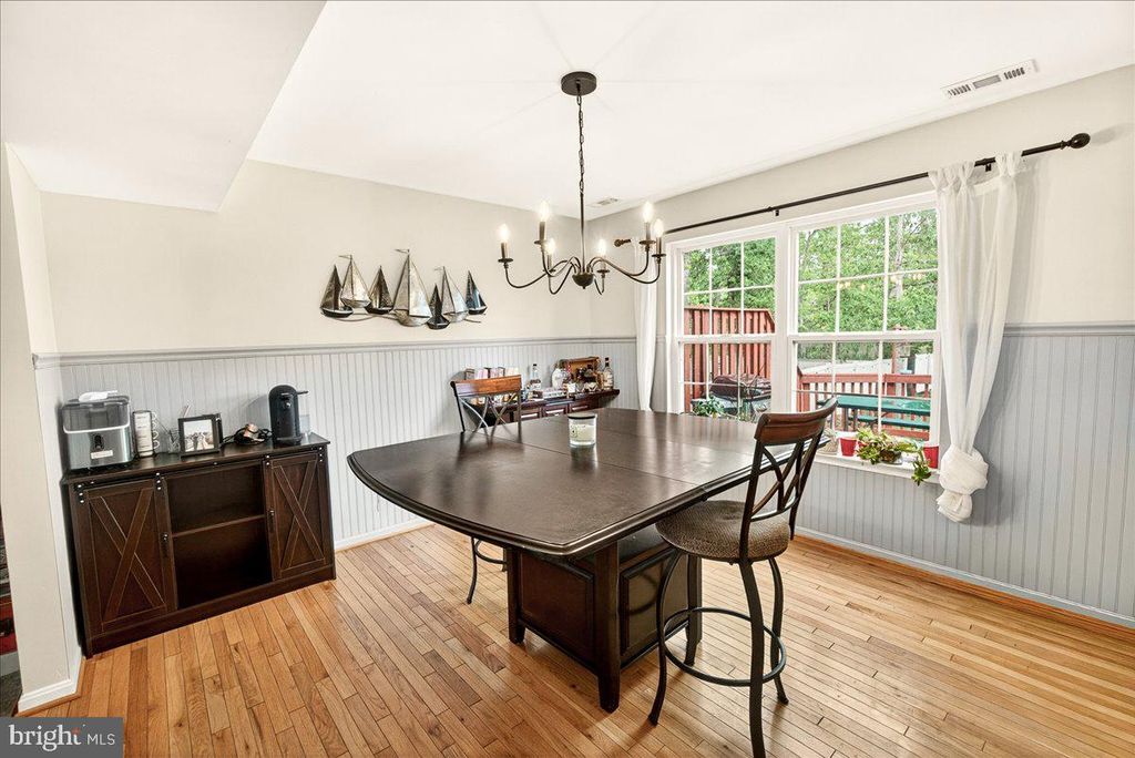 Image 9 of property listing at 3847 HOLLY DR, Edgewater, MD 21037