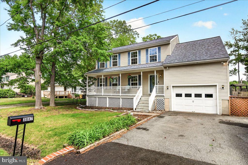 Image 3 of property listing at 3847 HOLLY DR, Edgewater, MD 21037