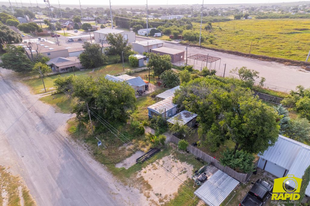 Image 10 of property listing at 304 S Cottonwood Street, Eldorado, TX 76936