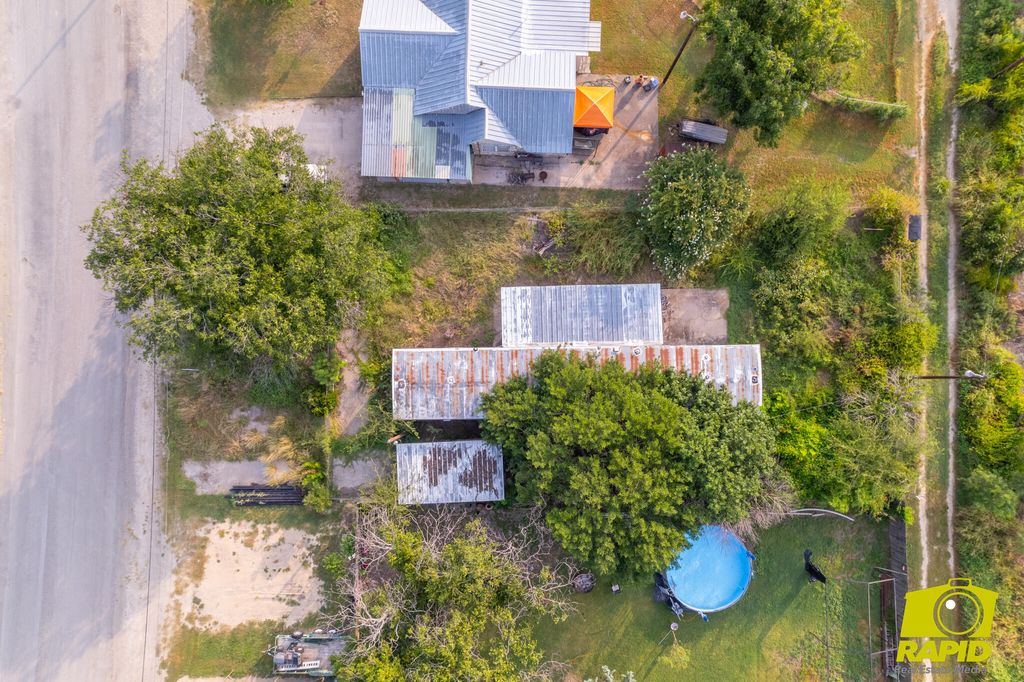 Image 11 of property listing at 304 S Cottonwood Street, Eldorado, TX 76936