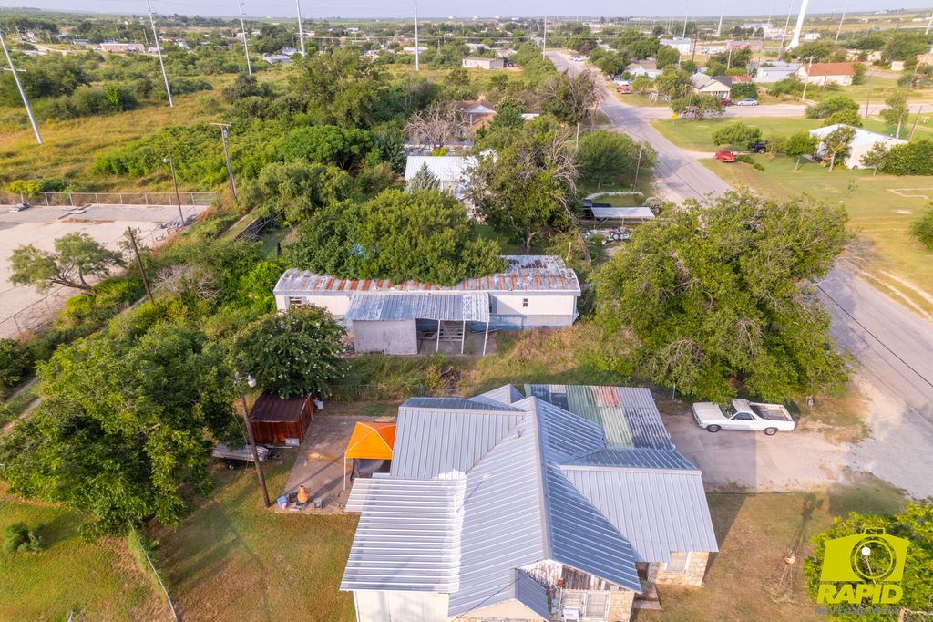 Image 3 of property listing at 304 S Cottonwood Street, Eldorado, TX 76936