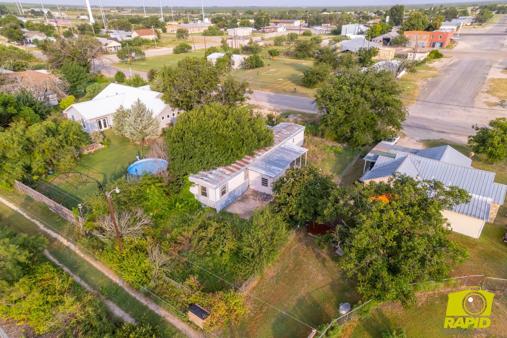 Image 4 of property listing at 304 S Cottonwood Street, Eldorado, TX 76936