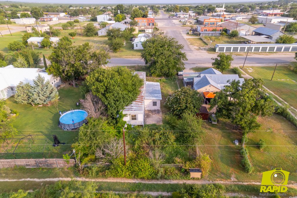Image 5 of property listing at 304 S Cottonwood Street, Eldorado, TX 76936