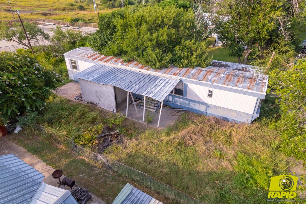 Image 6 of property listing at 304 S Cottonwood Street, Eldorado, TX 76936