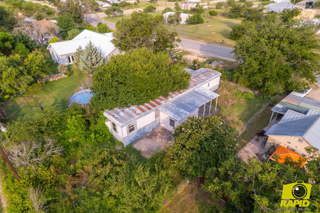 Image 7 of property listing at 304 S Cottonwood Street, Eldorado, TX 76936
