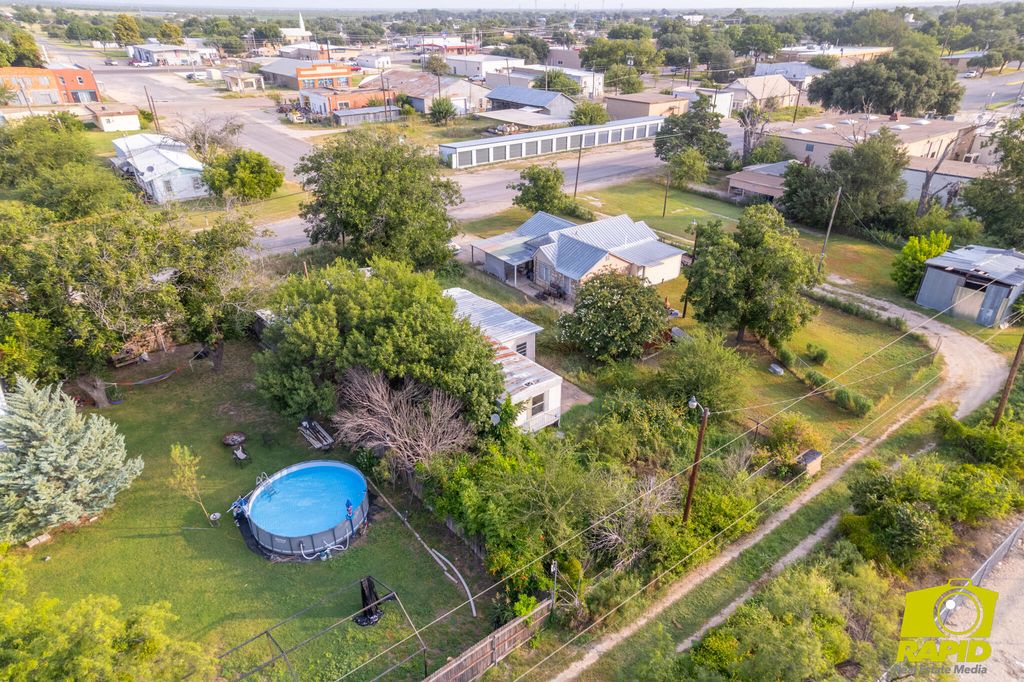 Image 8 of property listing at 304 S Cottonwood Street, Eldorado, TX 76936