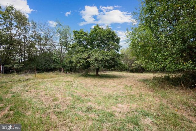 100 SIR WASHINGTON ST, Inwood, WV 25428