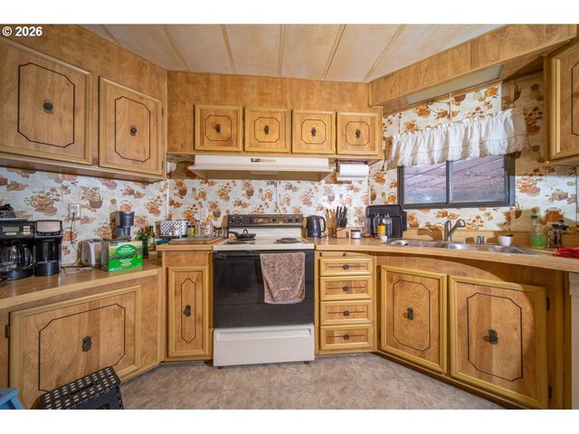 530 MYEENA Loop, Florence, OR 97439