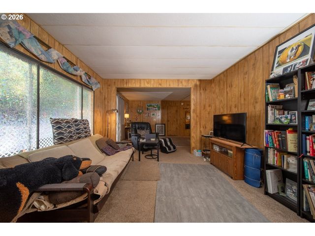 530 MYEENA Loop, Florence, OR 97439