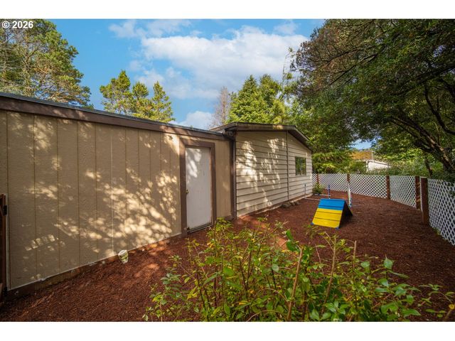 530 MYEENA Loop, Florence, OR 97439