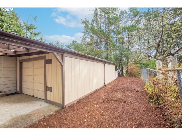 530 MYEENA Loop, Florence, OR 97439