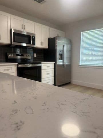 1818 River Crossing CIR D, Austin, TX 78741