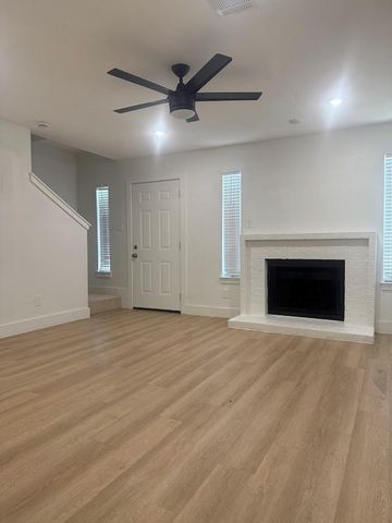 1818 River Crossing CIR D, Austin, TX 78741