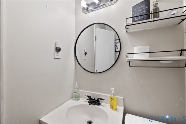 7 W Berry St, Sandston, VA 23150