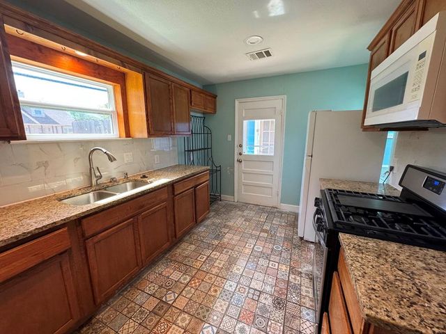 1120 Fisher ST, Taylor, TX 76574