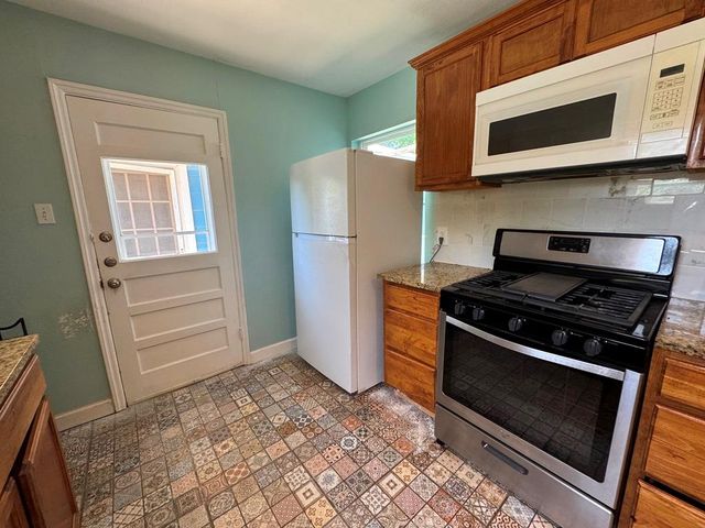 1120 Fisher ST, Taylor, TX 76574