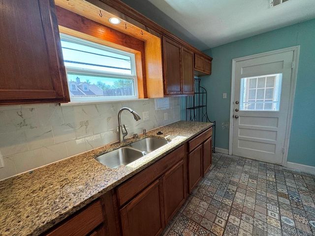 1120 Fisher ST, Taylor, TX 76574