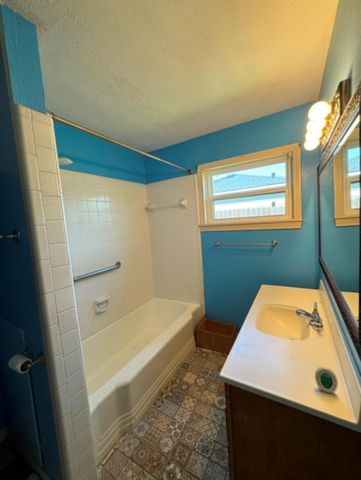 1120 Fisher ST, Taylor, TX 76574