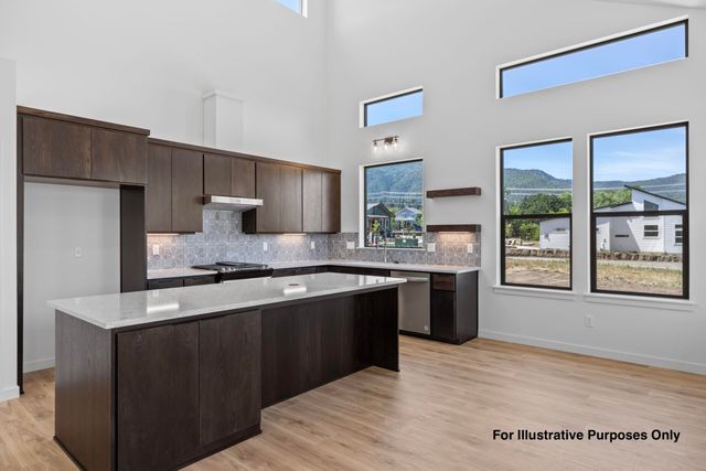 312 Lithia Avenue, Talent, OR 97540
