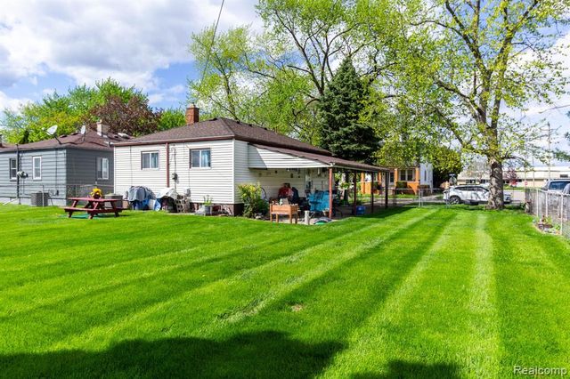 509 Cleophus Parkway, Lincoln Park, MI 48146