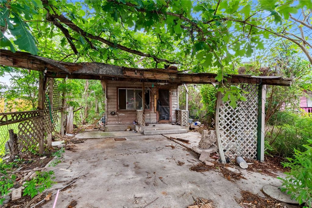 808 Elesa St, Corpus Christi, TX 78405