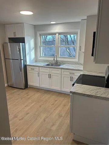 982 S Schodack Road, Castleton-on-hudson, NY 12033