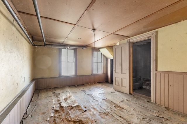 150 Falcon St, Boston, MA 02128