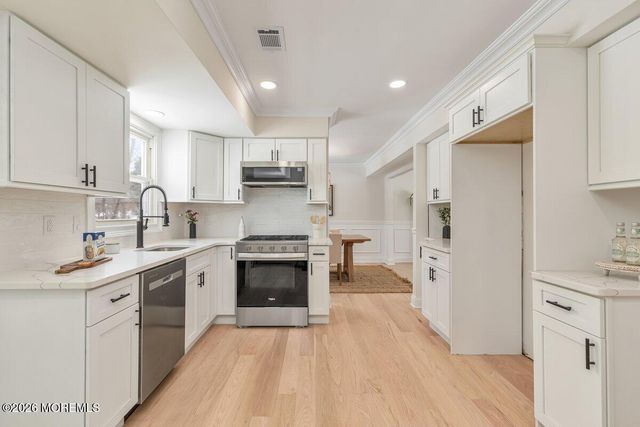 4 Templer Way, Hazlet, NJ 07730