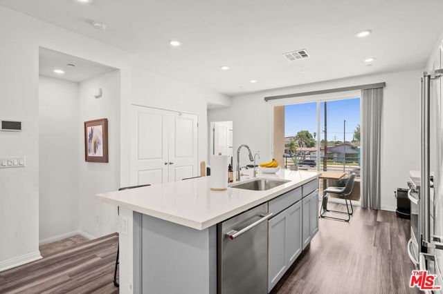 8408 N Fresco Way, Northridge, CA 91325