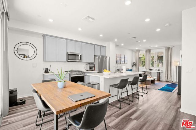 8408 N Fresco Way, Northridge, CA 91325