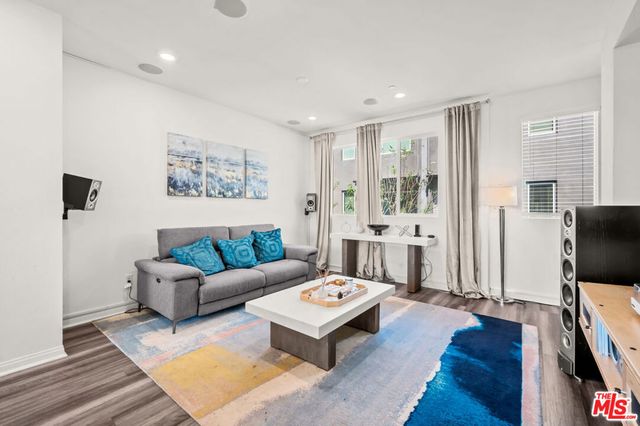 8408 N Fresco Way, Northridge, CA 91325