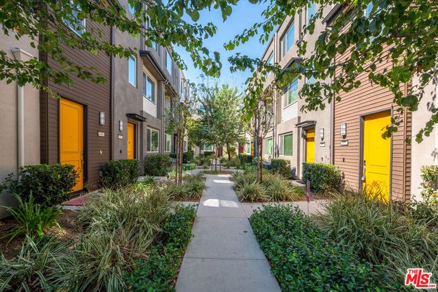 8408 N Fresco Way, Northridge, CA 91325
