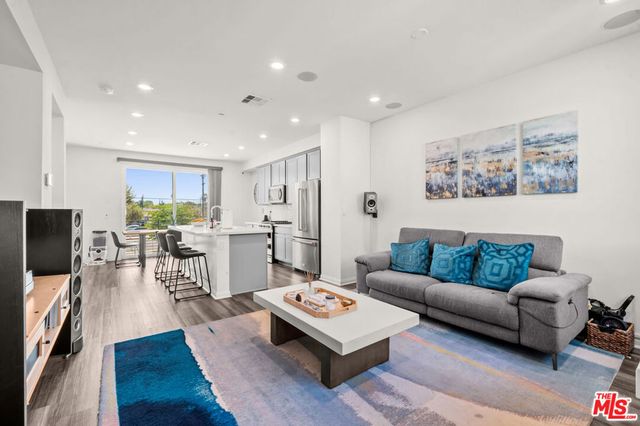 8408 N Fresco Way, Northridge, CA 91325