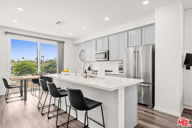 8408 N Fresco Way, Northridge, CA 91325