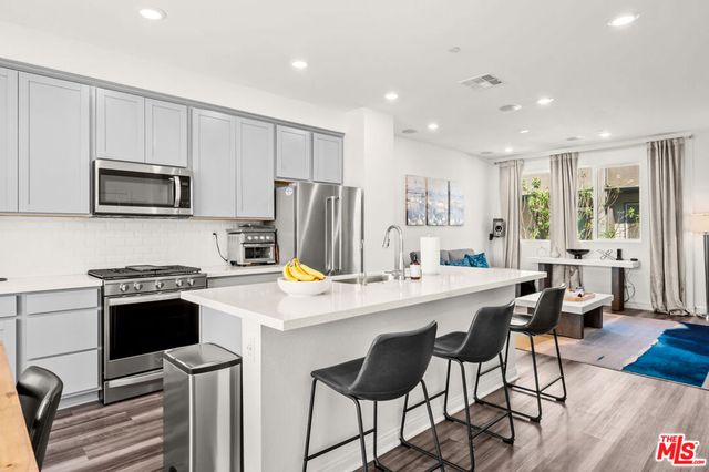 8408 N Fresco Way, Northridge, CA 91325