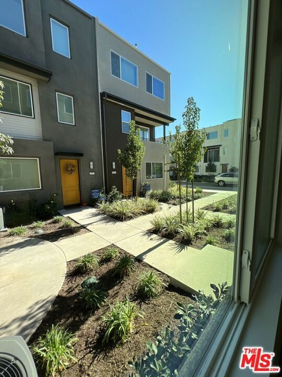 Image 2 of property listing at 8408 N Fresco Way, Northridge, CA 91325