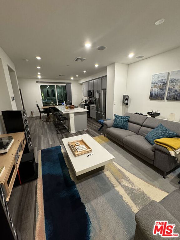Image 4 of property listing at 8408 N Fresco Way, Northridge, CA 91325