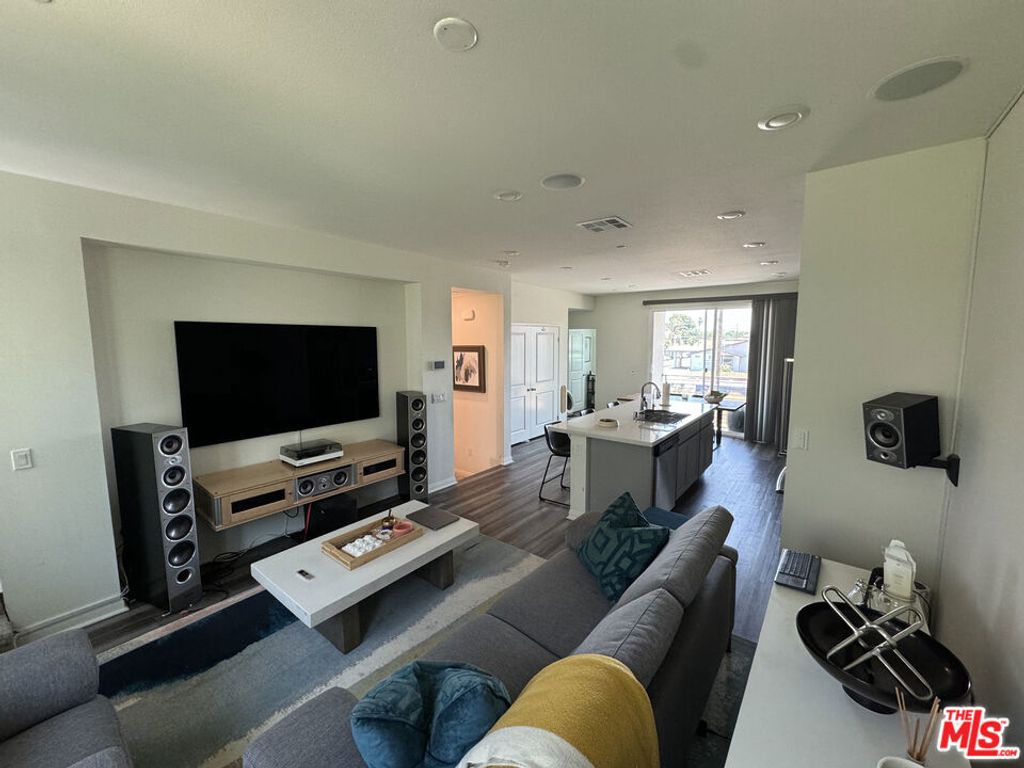 Image 6 of property listing at 8408 N Fresco Way, Northridge, CA 91325