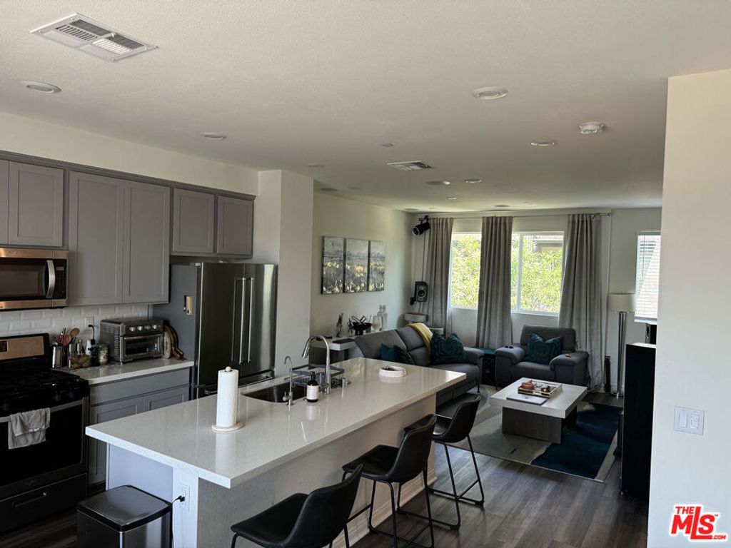 Image 7 of property listing at 8408 N Fresco Way, Northridge, CA 91325